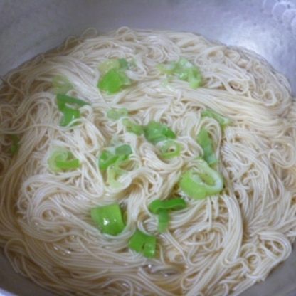 こんばんは♪
鍋は鍋でも煮物の後の鍋(笑)
三つ葉はなかったのでねぎですよ＾＾
ゆでずにそのまま、なんてすてきなレシピでしょ！
そうめん好きの私にぴったり♪♪